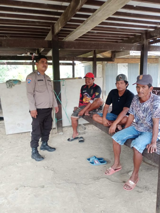 Jalin Silaturahmi Dengan Warga, Bhabinkamtibmas Polsek Anggeraja Sambang Ke Warga Dan Sampaikan Himbauan