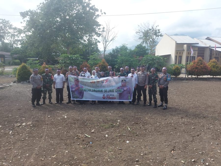 Kapolsek Anggeraja Bersama Pjs. Danramil 04 Alla Dan Camat Anggeraja Laksanakan Penanaman Pohon Bersama