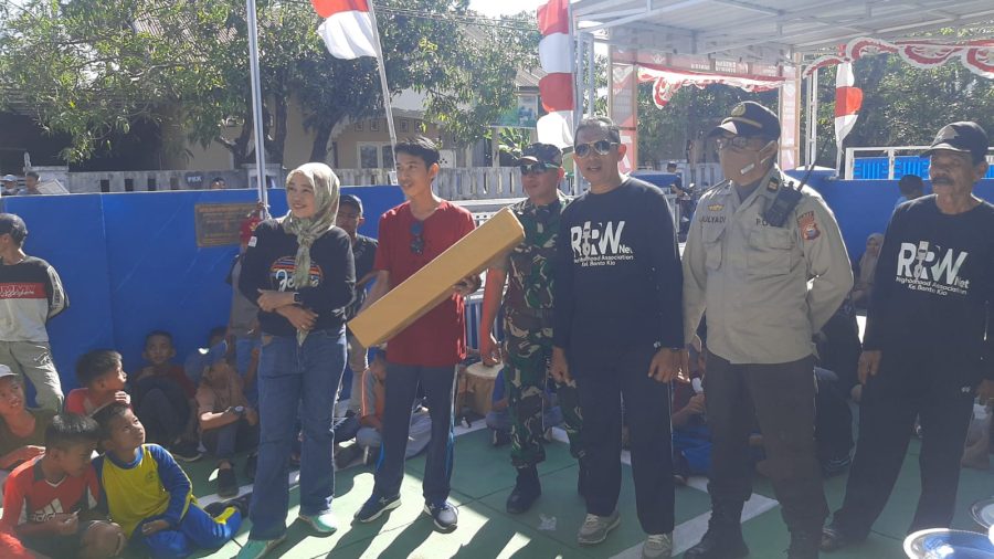 Wakapolsek Bersama Anggota Polsek Minasatene  Melaksanakan Pengamanan Kegiatan Jalan Santai di Kelurahan Bonto Kio Dalam Rangka HUT Kemerdekaan RI ke 78