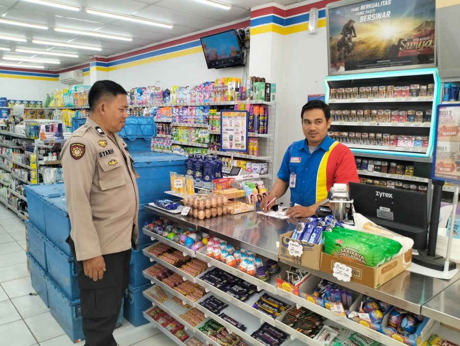 Patroli Dialogis Ka SPK Polsek Bungoro Himbau warga di Minimarket Dan Swalayan
