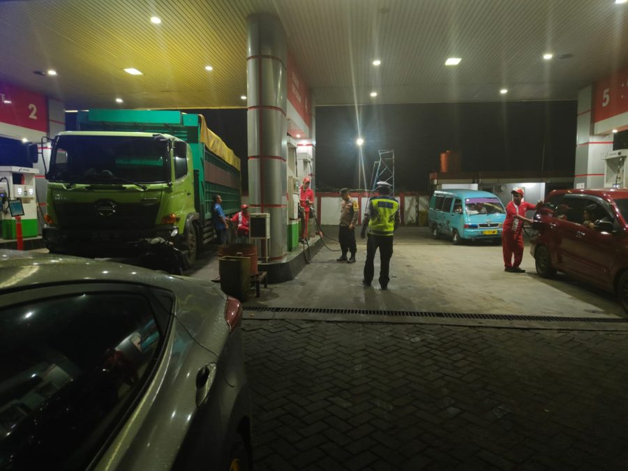 Lakukan Patroli Blue Light Malam, Personil Polsek Segeri Himbau Sopir Truck Dan Pegawai SPBU
