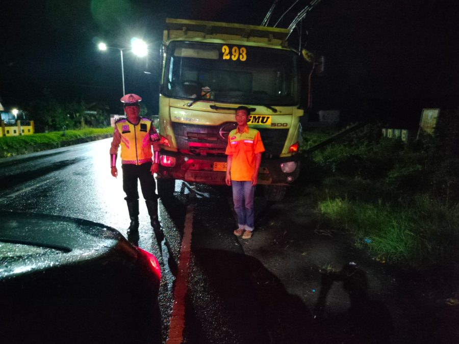 Personil Polsek Segeri Patroli Blue Light diMalam hari serta mengingatkan Pengendara Lebih Berhati-hati Berkendara Pada Saat Hujan*