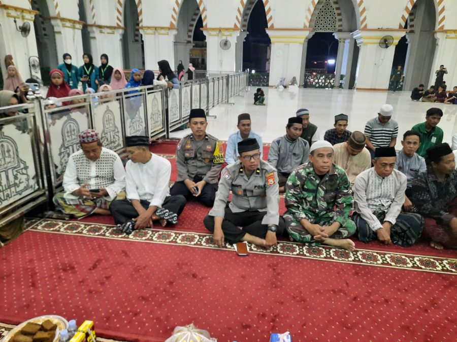 Personil Polsek segeri Menghadiri Kegiatan Isra Mi’raj Nabi Muhammad SAW Di kelurahan segeri kecamatan segeri