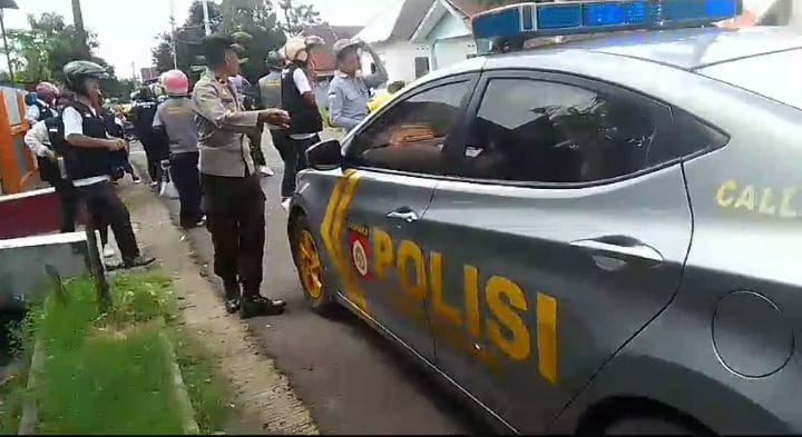 Kanit Binmas Polsek Ma’rang, Ipda Farman Duma, Pimpin Pengawalan Iring-iringan Panwascam, PKD, dan PTPS Kecamatan Ma’rang Menuju Apel Siaga Pemilu 2024