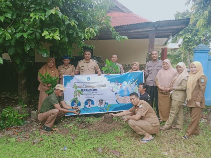Peringati Hari Bumi, Polsek Mandalle Bersama Pemerintah Kecamatan Kompak Laksanakan Penanaman Pohon
