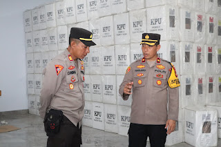Pengamanan Pembukaan Container Box Dokumen Hasil Rekapitulasi Perolehan Suara 2024 di Wajo