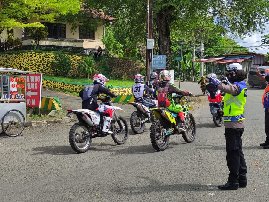 Puluhan personel Polres Soppeng di terjunkan dalam pengamanan kegiatan Latemmamala One Day Trail Adventure Seri Vlll Tahun 2024 masih dalam rangkaian Hari jadi Soppeng yang ke 763