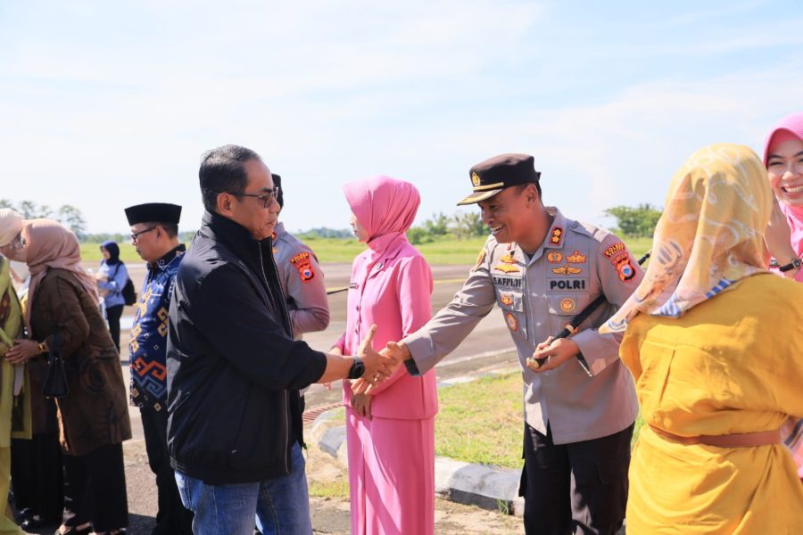 Kapolres Palopo, AKBP Safi’i Nafsikin menjemput rombongan Kapolda Sulsel, Irjen Pol Andi Rian R Djajadi