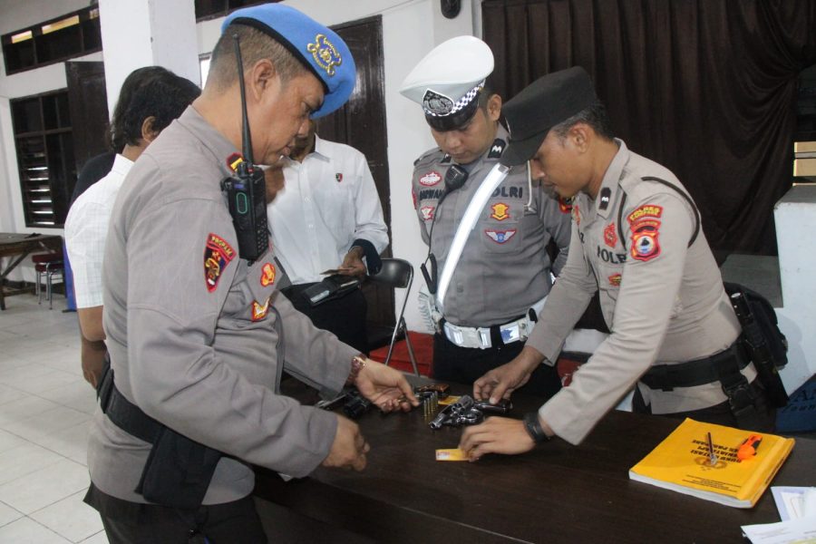 Si Propam Polres Parepare Laksanakan Gaktibplin, Periksa Senpi Yang Dipinjam Pakaikan