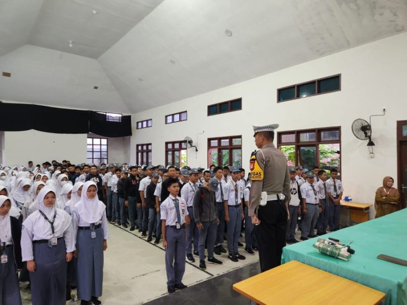 Kasat Lantas Polres Sidrap Gelar Program “Police Go To School” untuk Edukasi Keselamatan Berlalu Lintas