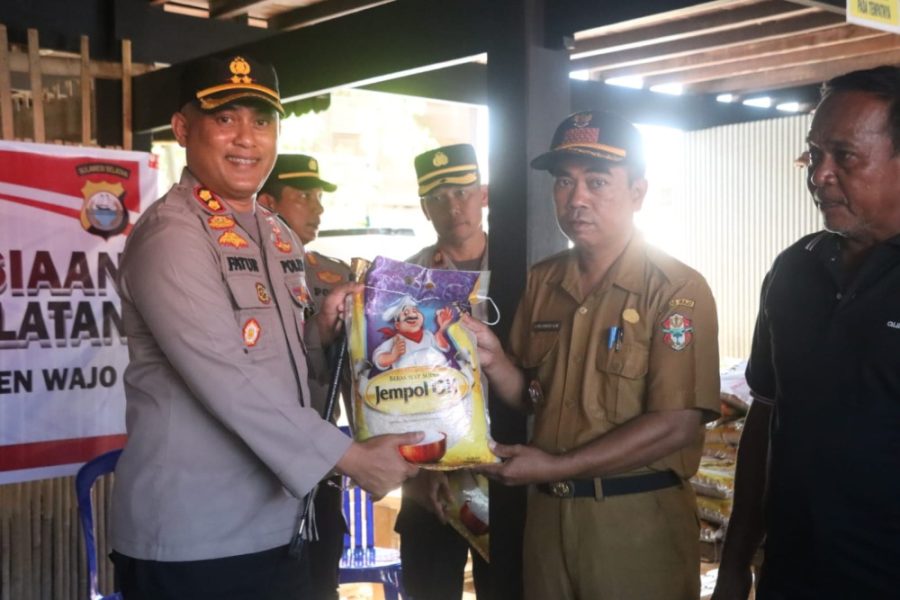 Peduli Korban Banjir, Polres Wajo Kembali Salurkan Bantuan Sosial