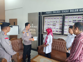 Kapolres Sinjai Serahkan Bantuan Router Modem Wifi D-LINK N300 Untuk SMPN 31 Pulau Kanalo 1