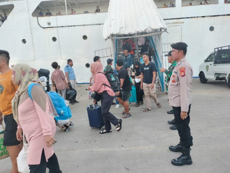 Polsek Kawasan Soekarno Awasi Aktivitas Penumpang Kapal  dan Bongkar Muat Barang