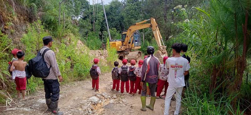 Jalan Desa Sawitto Belum Terakses Usai Longsor, Bhabinkamtibmas Polsek Maiwa Aktif Pantau Lokasi
