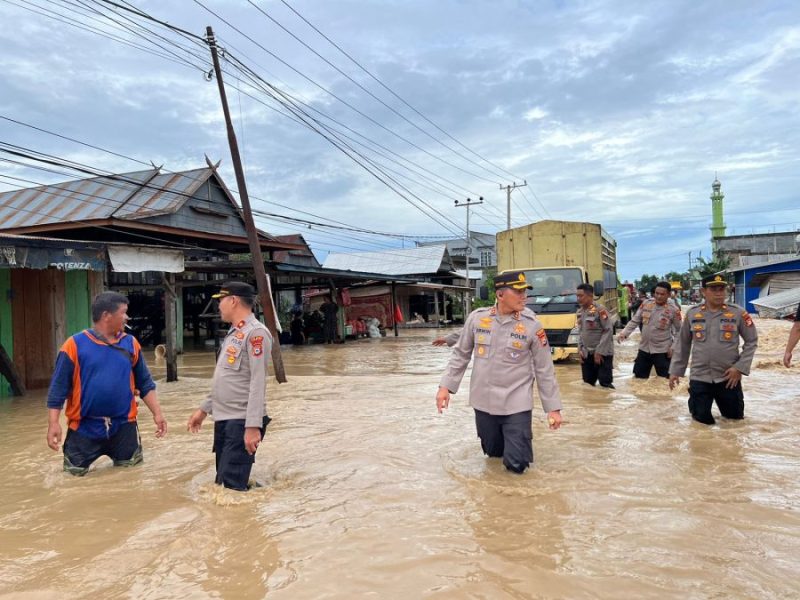 Kapolres Sidrap bersama Personelnya dan PMI Bantu Evakuasi Masyarakat Korban Banjir di Dua Pitue