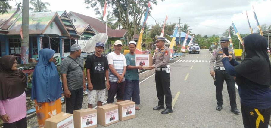 Kasat Lantas Polres Luwu Utara, Gelar Giat Bansos Kapolda Sulsel Untuk Warga Pemerhati Lalu Lintas