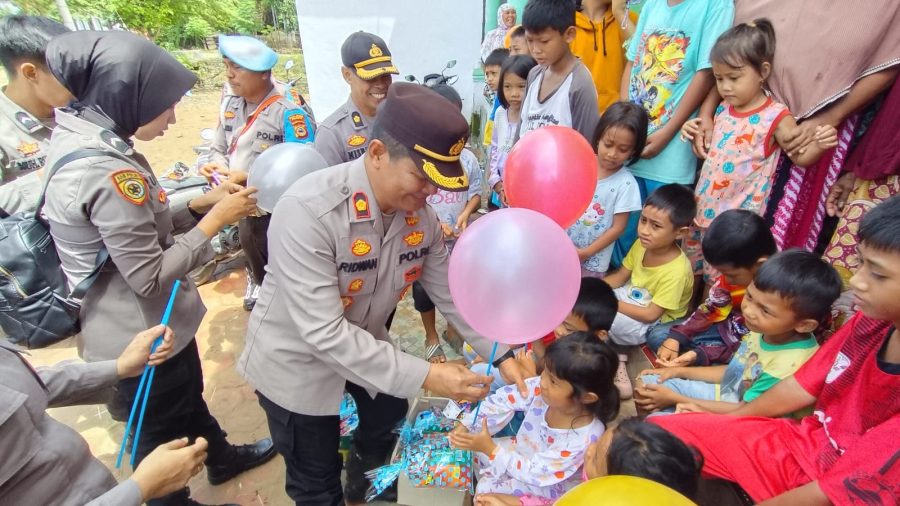 Polres Palopo melaksanakan trauma Healing kepada anak-anak korban banjir