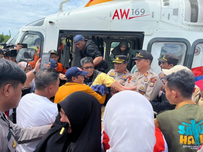 Helikopter Milik TNI Polri Kembali Berhasil Mengevakuasi 44 Warga Korban Bencana Longsor di Latimojong Yang Terisolir