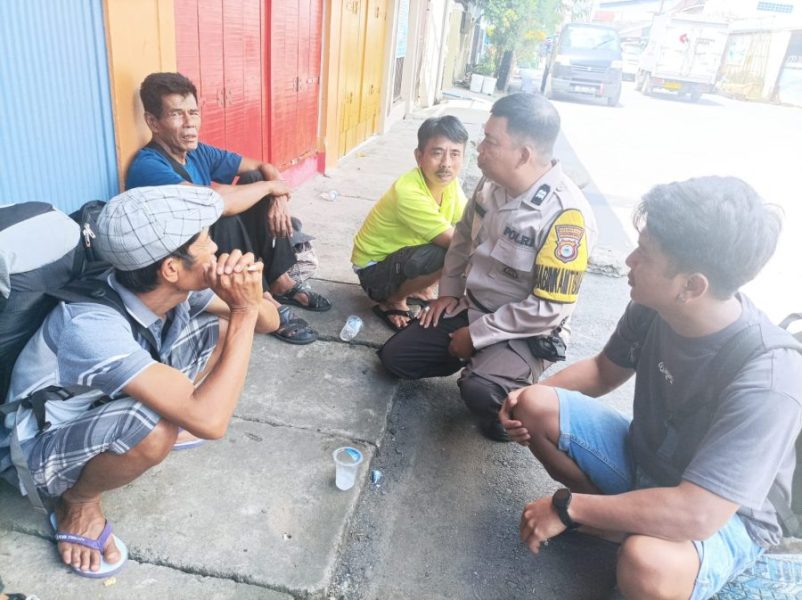 Sembari pantau wilayah, Bhabinkamtibmas Tabaringan Ajak Warga Sukseskan Pilkada Serentak