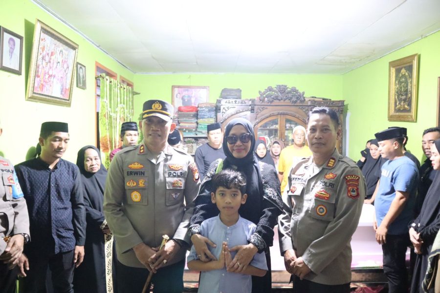 Kapolres Sidrap Beri Penghormatan Terakhir di Rumah Duka Suami Polwan AKBP Naning