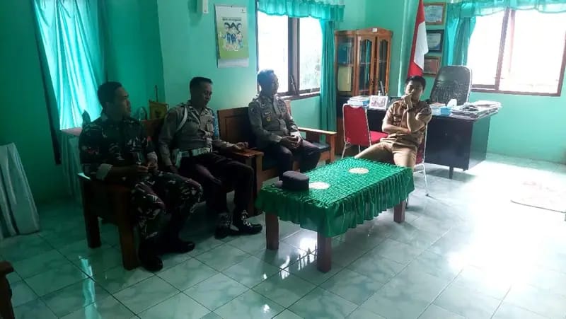 Kapolsek Alla Bersama Personilnya Melakukan Koordinasi Dengan Pemerintah Kecamatan Alla Dalam Rangka Pembentukan Posko Dan Satgas Aman Nusa II-2024