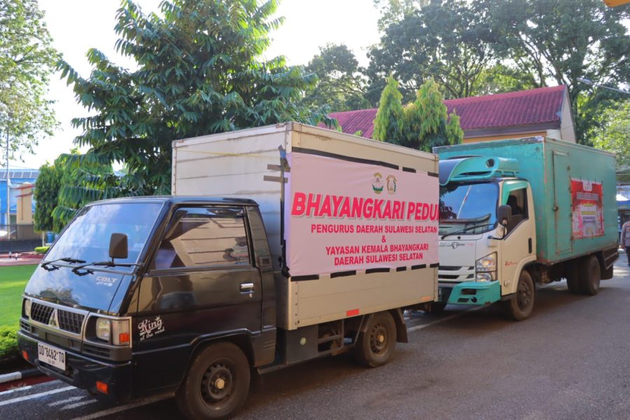Polres Maros Salurkan Bantuan Kemanusian Kepada Korban Banjir Di Sulsel