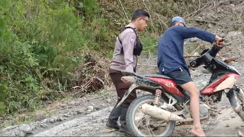 Antisipasi Longsor Susulan di Rongkong: Kapolsek Rongkong dan Personel Patroli Sambang dengan Sepeda Motor