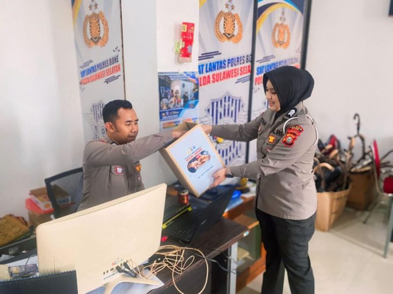 Gerakan “Polantas Massidekka” Personel Satlantas Polres Bone Sisihkan Rezeki Bantu Sesama
