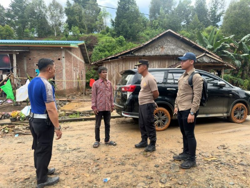 Kapolres Palopo berikan bantuan air bersih kepada korban banjir yang berada di Kaili