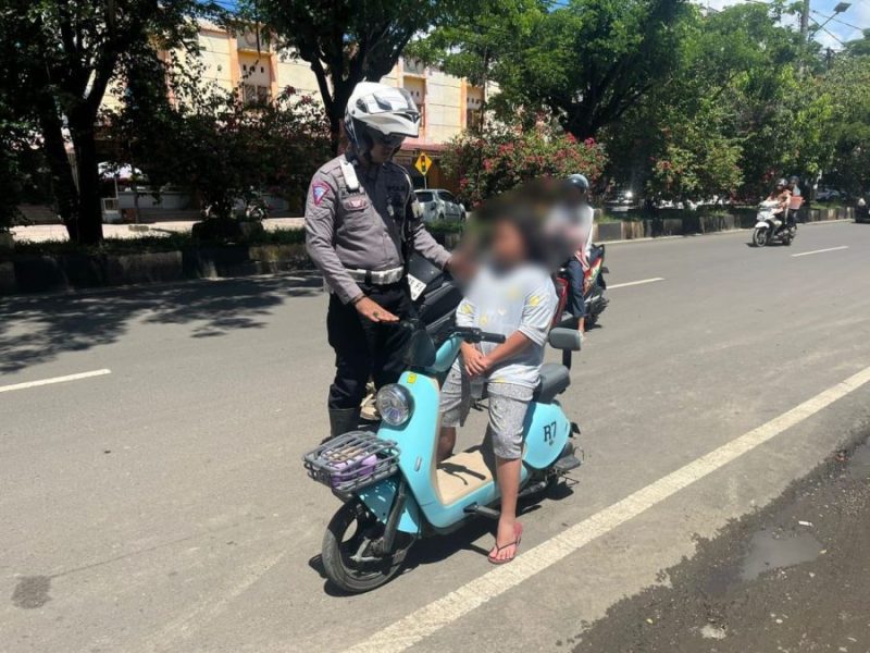 Satlantas Polres Bone Kembali Tegur Anak-Anak Gunakan Sepeda Listrik di Jalan Raya