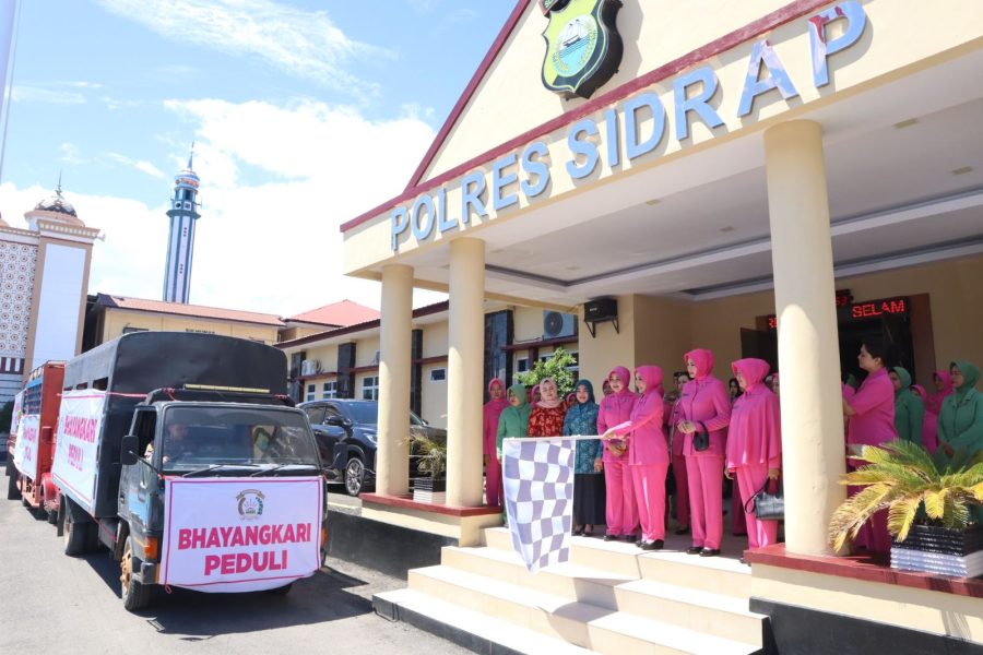 Ketua Bhayangkari Cabang Sidrap Dampingi Ketua Bhayangkari Daerah Sulsel Lepas Ribuan Paket Bantuan Untuk Korban Bencana