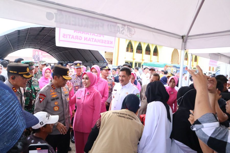 Kapolda Sulsel bersama Ketua Bhayangkari Bagi Bantuan ke Masyarakat Terdampak Bencana Alam di Dua Pitue Sidrap