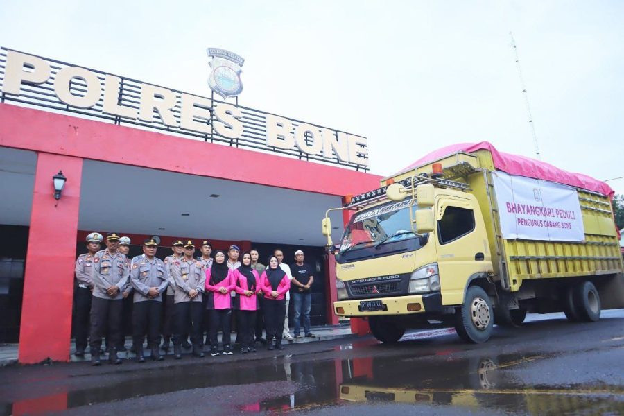 Bantuan Sembako dari Polres Bone Menjangkau Korban Banjir di Wajo, Sidrap, Luwu, dan Toraja