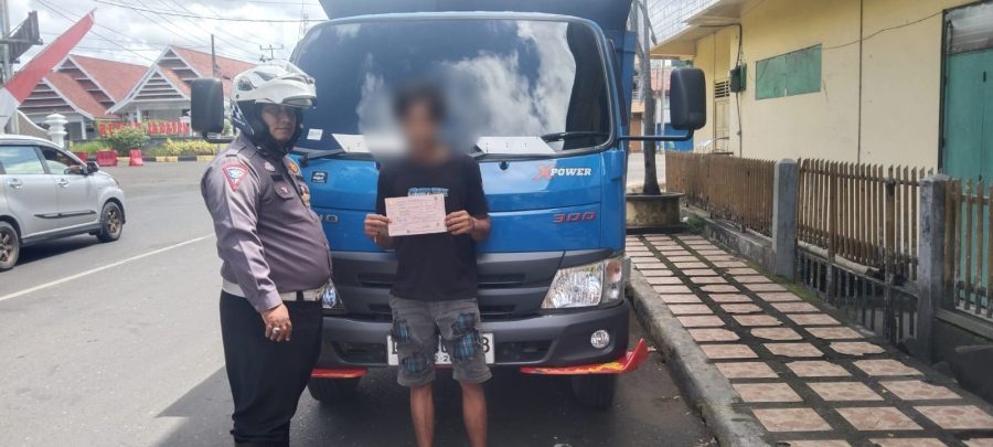 Satlantas Polres Bone Lakukan Patroli, Tegur Sejumlah Pelanggar Lalu Lintas