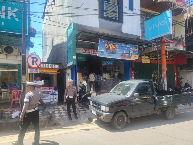 Pantau Aktifitas Kendaraan, Sat Lantas Polres Parepare Tegur Pengendara yang Parkir Dibawah Rambu Larangan Parkir