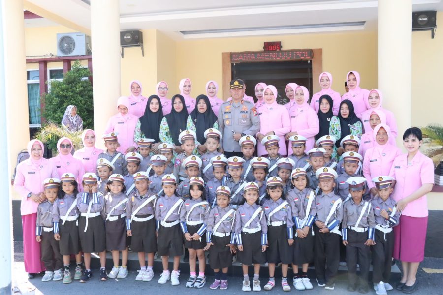 Wujud Polisi Sahabat Anak, Kapolres Sidrap bersama Ketua Bhayangkari Sambut Kedatangan Anak TK di Mapolres