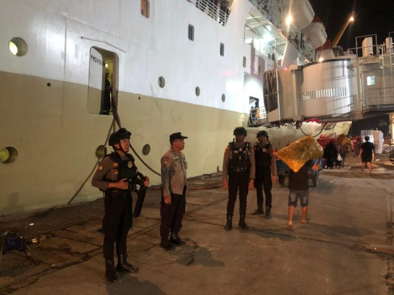 Berikan Rasa Aman pada Penumpang Kapal, Satsamapta Polres Pelabuhan Makassar Lakukan Pengamanan Kapal