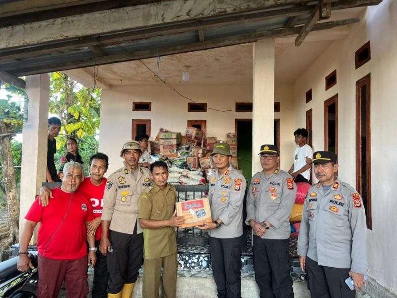 Kapolres Palopo, AKBP Safi’i Nafsikin memimpin bakti sosial dalam penanggulangan bencana alam di Kabupaten Luwu