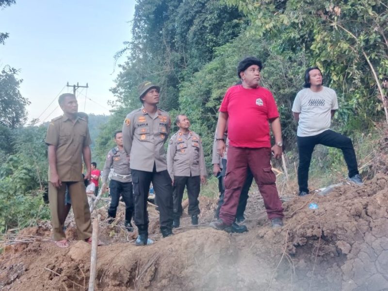 Kapolres Palopo, AKBP Safi’i Nafsikin mengerahkan satu unit alat berat, ekskavator untuk membuka akses jalan penghubung dua kecamatan di Kabupaten Luwu