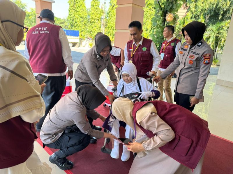 Polwan Polres Gowa Sigap Bantu Calon Jamaah Haji yang Menggunakan Kursi Roda