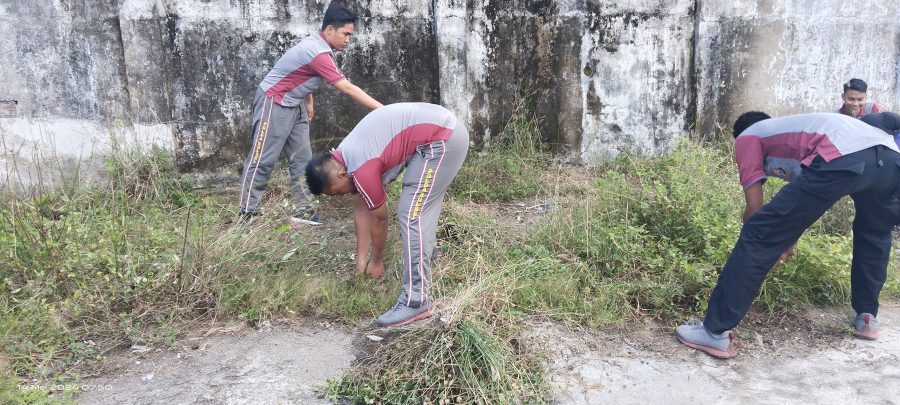 Peduli lingkungan sekitar Kepolisian Resor Soppeng menggelar kerja bakti bersama