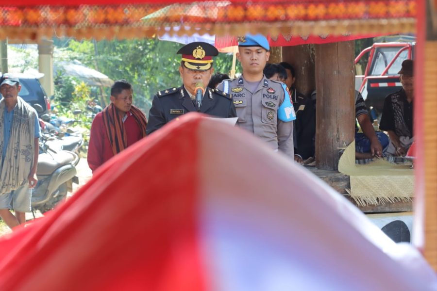 Digelar di Tongkonan, Polres Toraja Utara Laksanakan Upacara Pemakaman Jenazah Secara Dinas Kepolisian
