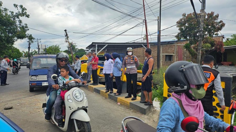 KASAT LANTAS POLRES GOWA DAMPINGI DISHUB PASANG RAMBU