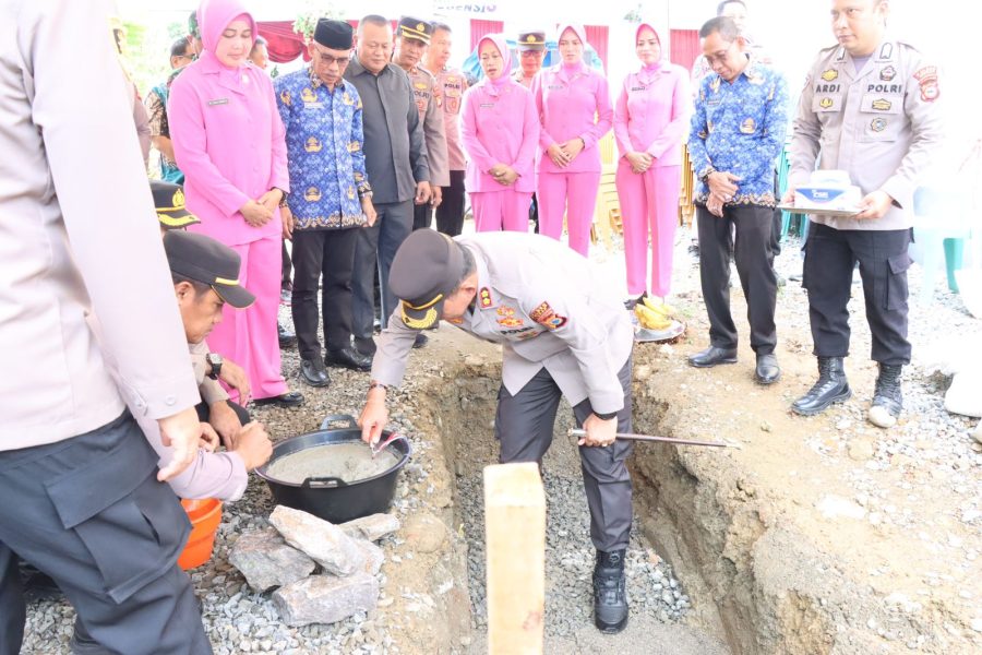 Kapolres Sidrap bersama Ketua Bhayangkari Peletakan Batu Pertama Pembangunan Rehabilitasi Polsek Dua Pitue