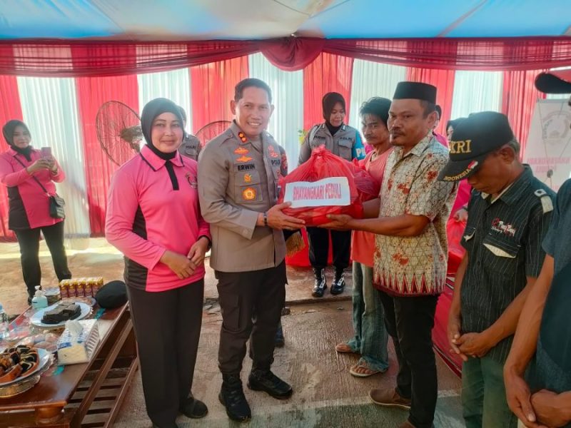 Kapolres Sidrap Bersama Bhayangkari Salurkan Bantuan ke Warga Terdampak Banjir