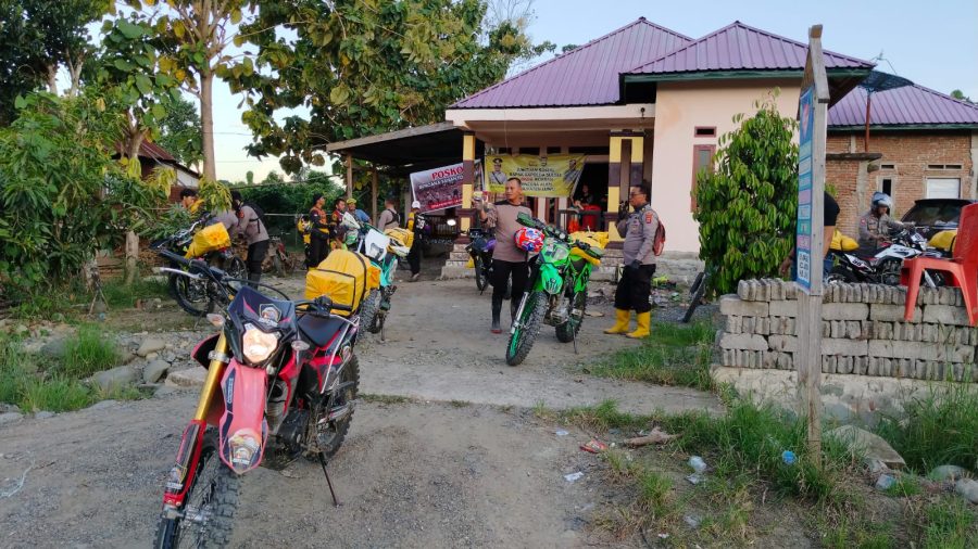 Kapolres Palopo, AKBP Safi’i Nafsikin beserta jajaran trabas (daki) material longsor untuk membawa bantuan gunakan motor trail menuju Desa Pangi’, Kecamatan Latimojong, Kabupaten Luwu