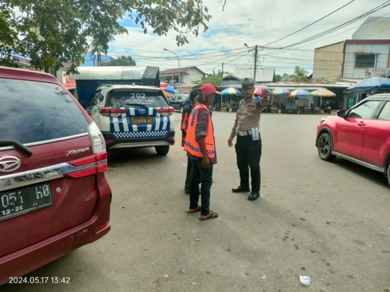 Sat Lantas Polres Palopo menertibkan juru parkir liar di Kota Palopo