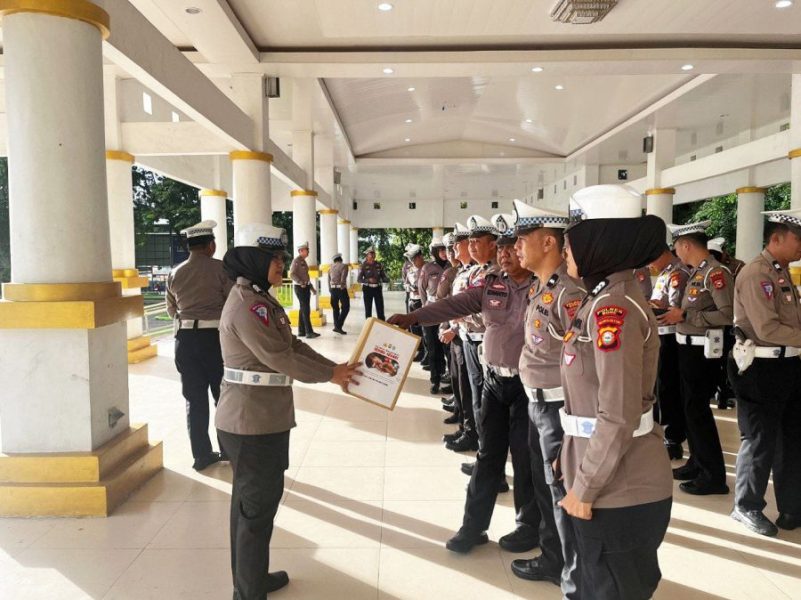 Polantas Massidekka, Personel Satlantas Polres Bone Sisihkan Sedikit Rezeki Usai Apel Pagi