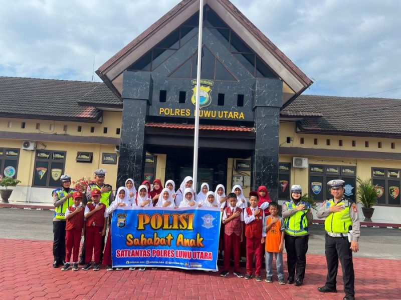 Satlantas Polres Luwu Utara Gelar Kegiatan Polisi Sahabat Anak, Perkenalkan Fasilitas kepada Siswa SD