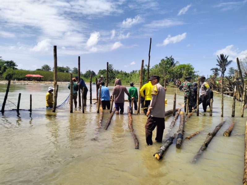 Bhabinkamtibmas Polsek Malangke Barat Bersama Warga Gotong Royong Perbaiki Tanggul Jebol di Desa Pombakka